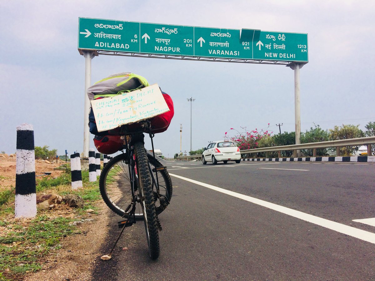 feartheroutine's tweet photo. Border of Telangana and entering Maharashtra. My cycling journey of 2200 kms from Chennai to Delhi. The roads from the Adilabad to Telangana border is pure bliss. Lovely nature and breeze. #cycling #chennai #delhi #telangana #adilabad #feartheroutine #youonlyliveonce #wanderlust https://t.co/TgNYEg3Tc6