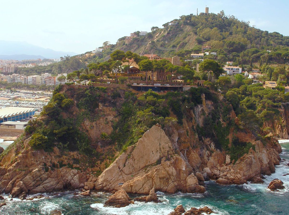 Drones_Company's tweet photo. Nos enamoran las vistas del Convent de #Blanes. Siempre encantados de filmar bellos momentos @jubanyevents desde el aire #wedding #drone #events https://t.co/hhpLrOuaNh