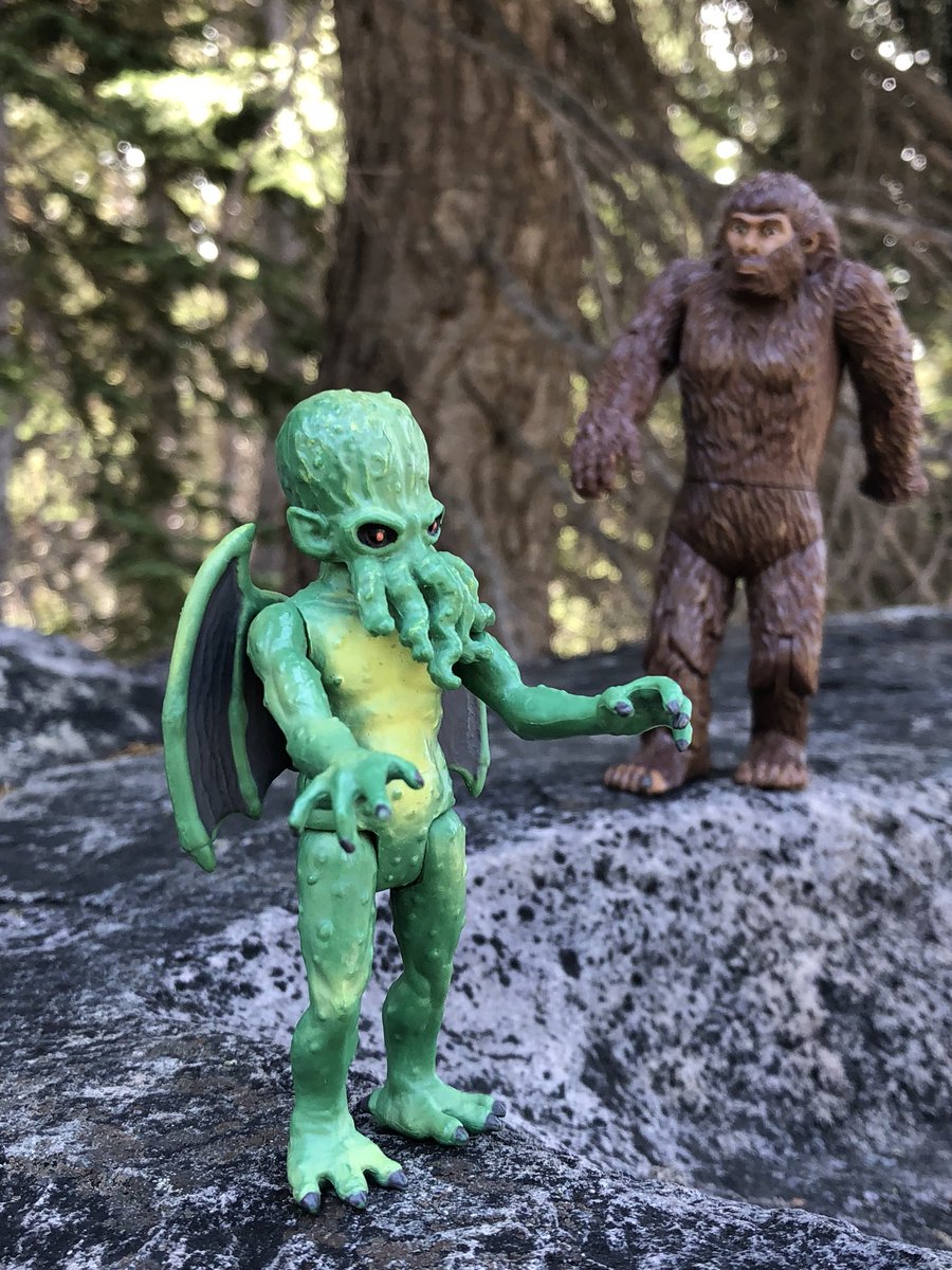 SoCalCthulhu's tweet photo. Meeting of great minds while wandering around #Willowcreek  Cali.#cthulhu #Bigfoot #warpotoys https://t.co/w44Uw81ZSj