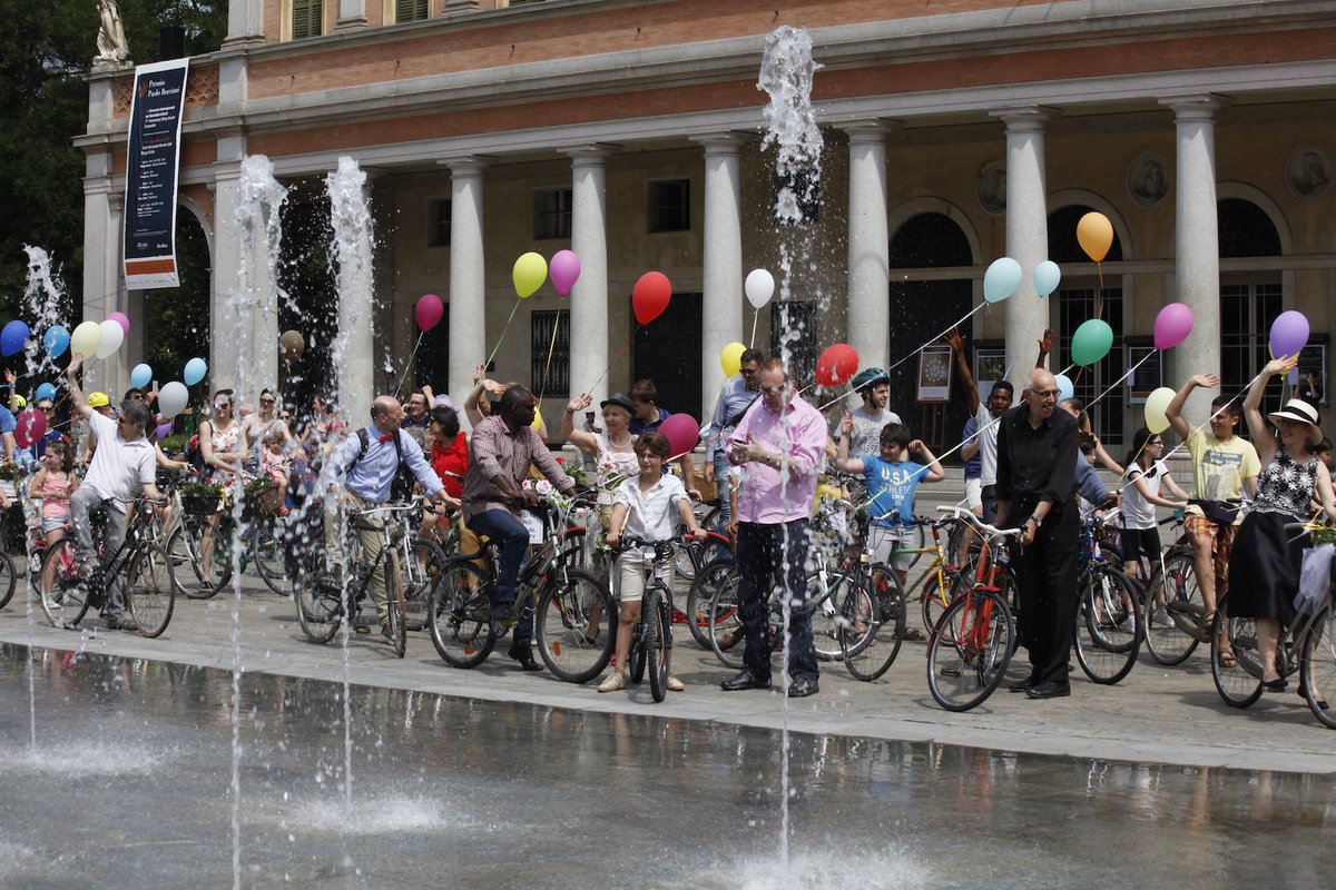 ViaAriosto's tweet photo. Bike Party è un evento culturale vestito a festa, attraverso il quale si vorrebbe tracciare una nuova grammatica delle relazioni per disegnare una città ancora più attraente che metta al centro l’uomo. #mobilità #centrostorico #ReggioEmilia https://t.co/8r1uKMSIIH