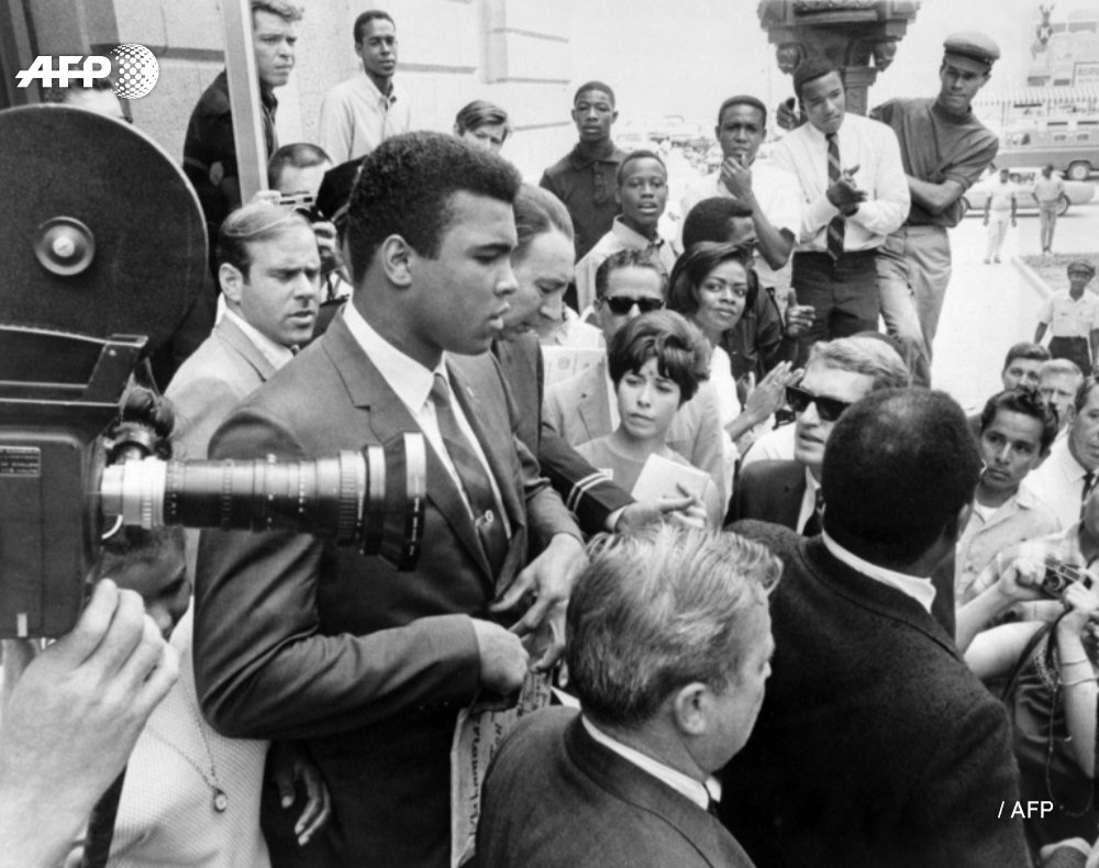 afpfr's tweet photo. Trump envisage une grâce posthume pour Mohamed Ali, qui avait refusé d'être enrôlé dans l'armée en 1967, en pleine guerre du Vietnam https://t.co/d7XUyRCbuQ #AFP https://t.co/LeSkES1YIH