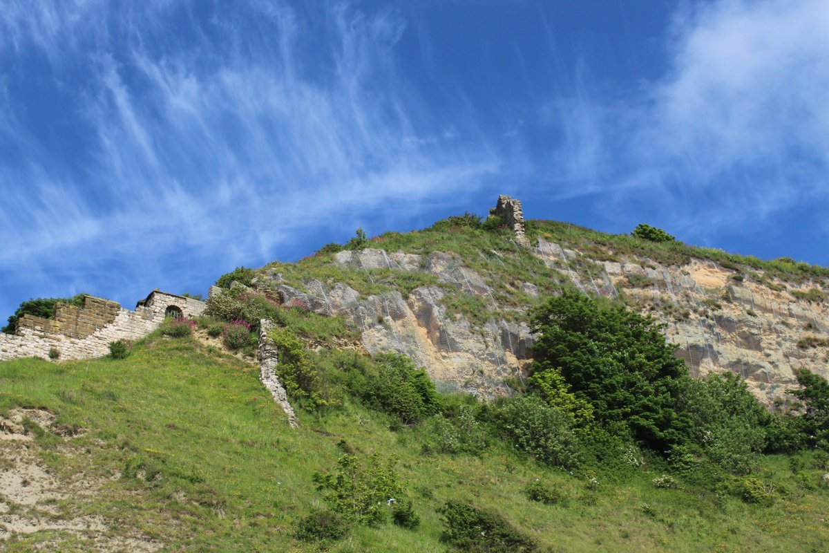 tinytish's tweet photo. @paultheweatherman @OwainWynEvans @bbcweather beautiful blue sky over Scarborough castle yesterday 7/6/18 #bluesky #Scarborough #scarboroughcastle https://t.co/uLNf2um57g
