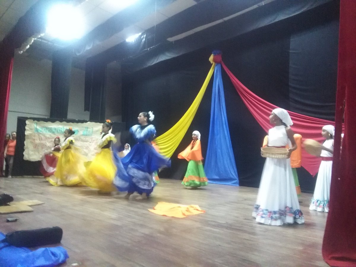 CEIFPMBARINAS's tweet photo. Lanzamiento de la Formación de docentes para el ejercicio de la función Directiva Municipio Bolívar #FormacionNacionaldeDirectoresMPPE  #EducacionQueAvanza #Barinas https://t.co/Avfft1gNKG