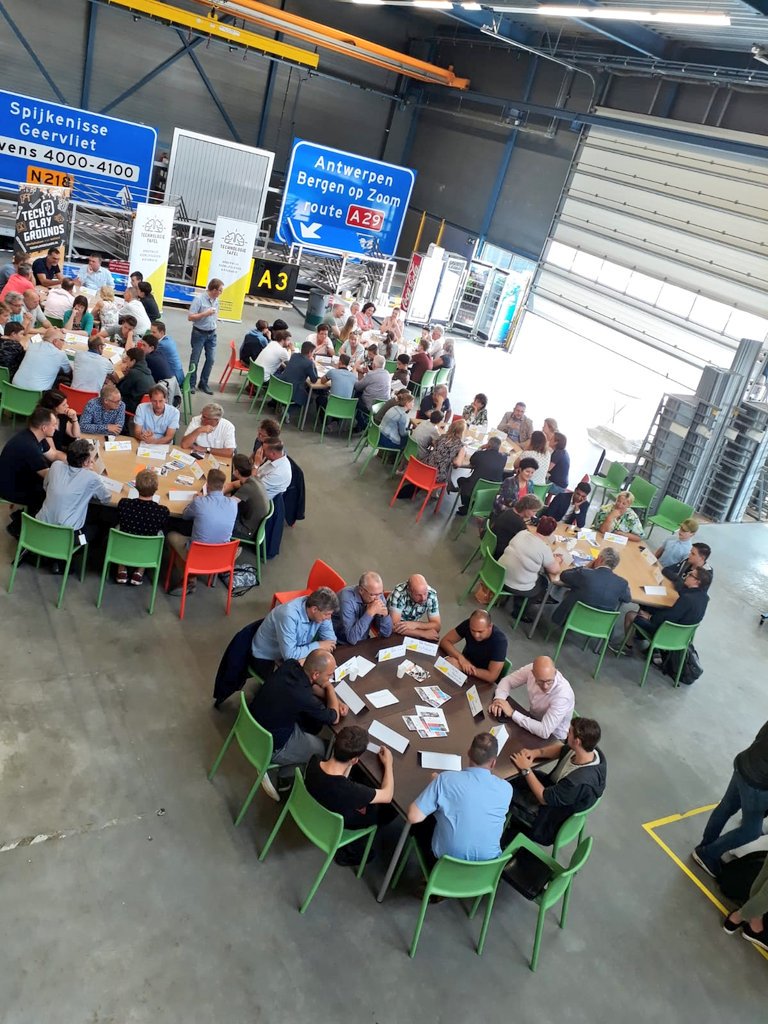 Leren_Brainport's tweet photo. Volle bak bij #Technologietafel #Helmond. Ruim 100 deelnemers uit bedrijfsleven en onderwijs zijn in gesprek met leerlingen uit praktijkonderwijs en vmbo over #vakmanschap https://t.co/eDroZkkkkT