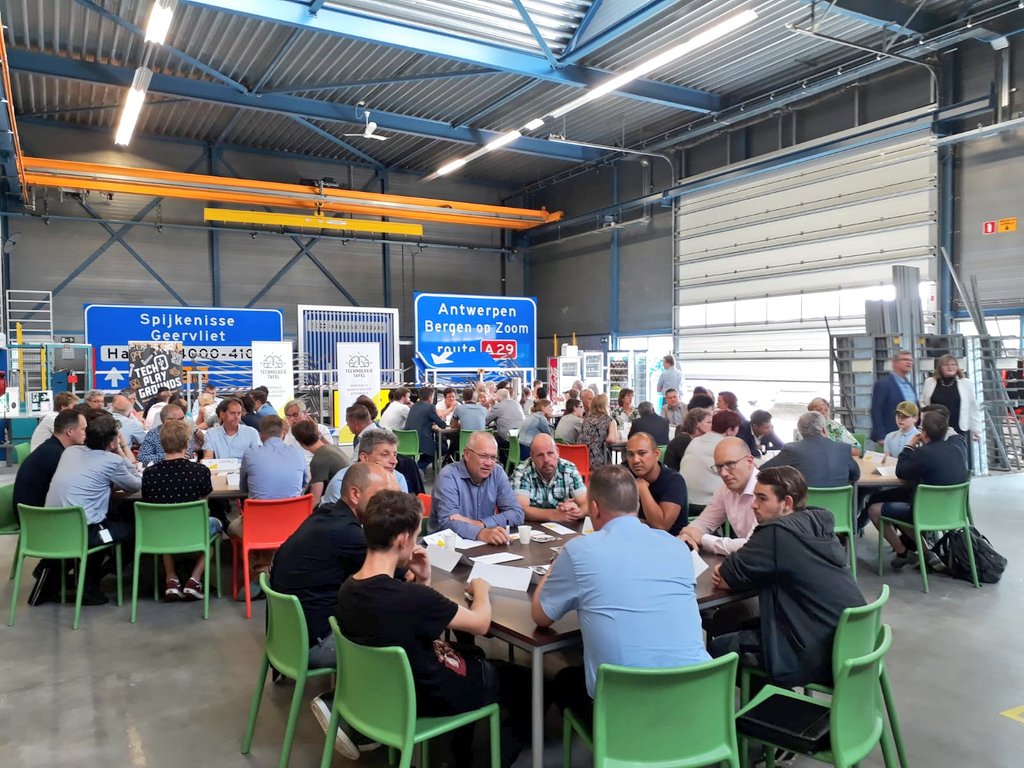 Leren_Brainport's tweet photo. Volle bak bij #Technologietafel #Helmond. Ruim 100 deelnemers uit bedrijfsleven en onderwijs zijn in gesprek met leerlingen uit praktijkonderwijs en vmbo over #vakmanschap https://t.co/eDroZkkkkT