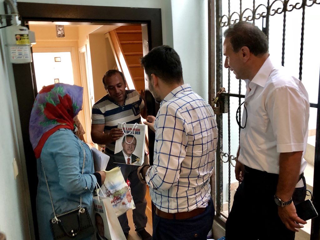 kumruali's tweet photo. Ümraniye İstiklal mahallesinde seçmenlerimizi evlerinde ziyaret ediyoruz. @AkUmraniye @akpartiistanbul #YaparsaAKPartiYapar #VakitistanbulVakti https://t.co/OB19It25uM
