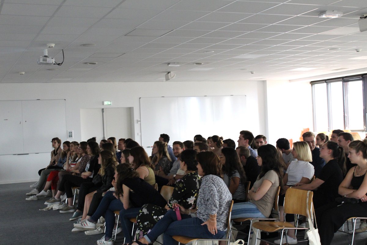 👋 Voici nos visiteurs du jour ! 

👩‍🎓 63 étudiants de l'<a href="/IESEG/">IÉSEG</a> sont venus découvrir La Redoute.

🗣️ Après la visite, une présentation de La Redoute par Pascal notre DRH et une intervention de l'expérience #digitale et de l'équipe #marketing étaient organisées.