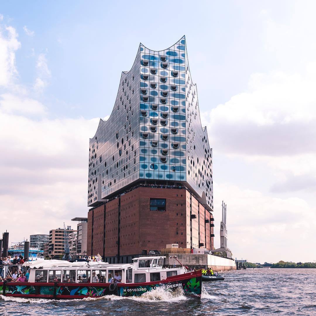 elbphilharmonie's tweet photo. Weekend – sounds like music to the ears! 😍
___
#picoftheweek by @bjoern.sch. https://t.co/wxAnpMavq5