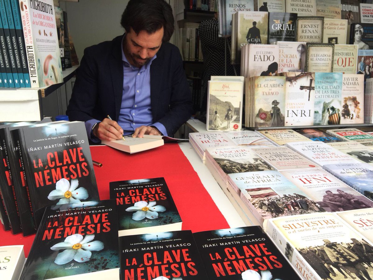 inakimv's tweet photo. Ayer fantástico día de firma de ejemplares de #laclavenemesis en la Feria del Libro de Madrid. Gracias a todos !!!! #FLM18 @FLMadrid #novela #FeriadelLibro2018 @almuzaralibros https://t.co/9HMLYciuFx
