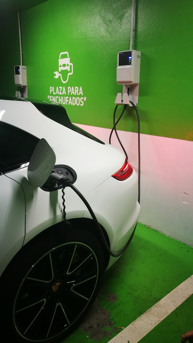 Oigo: "Mira el listo del Porsche" por aparcarlo en una plaza de eléctricos. Y yo con la manguera en la mano (no es figurado) del cargador del Panamera ST Turbo S e-Hybrid... 🙄