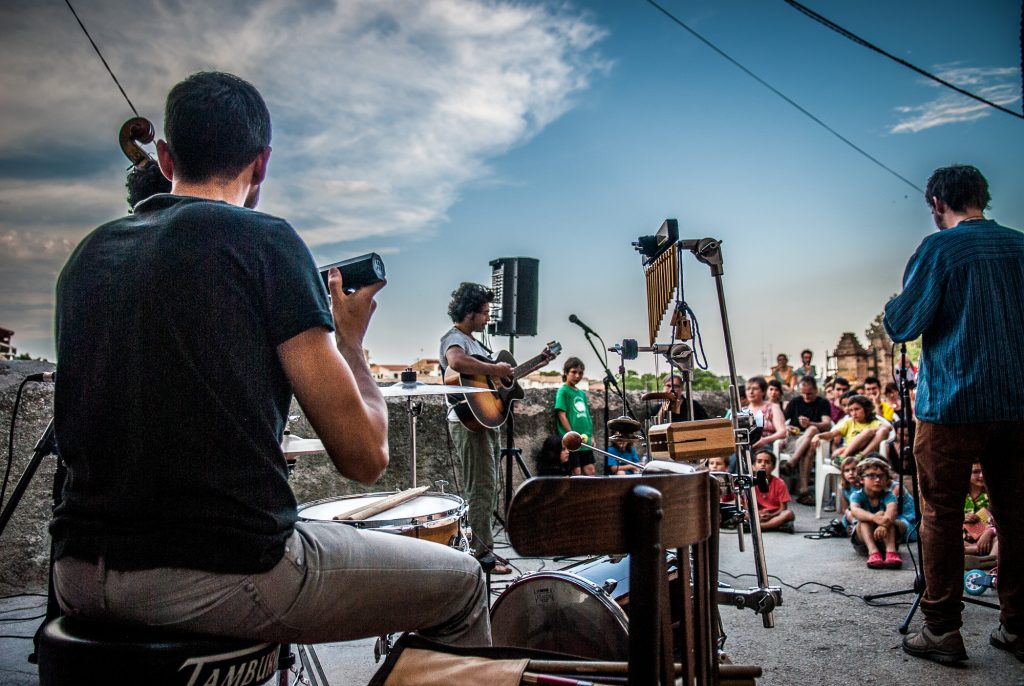 Bcn_SantMarti's tweet photo. 🎵🎷🎻 Més de 30 concerts durant més de 12 hores a locals, places i carrers de #Poblenou! L'@InauditBcn, torna a omplir de so en directe els carrers del barri el pròxim 9/6. Impulsat per l'@eixcomercpoble9. #Inaudit #inauditbcn
Descobreix el festival: https://t.co/6m3U0GcOOR https://t.co/lgw3jtg1f0