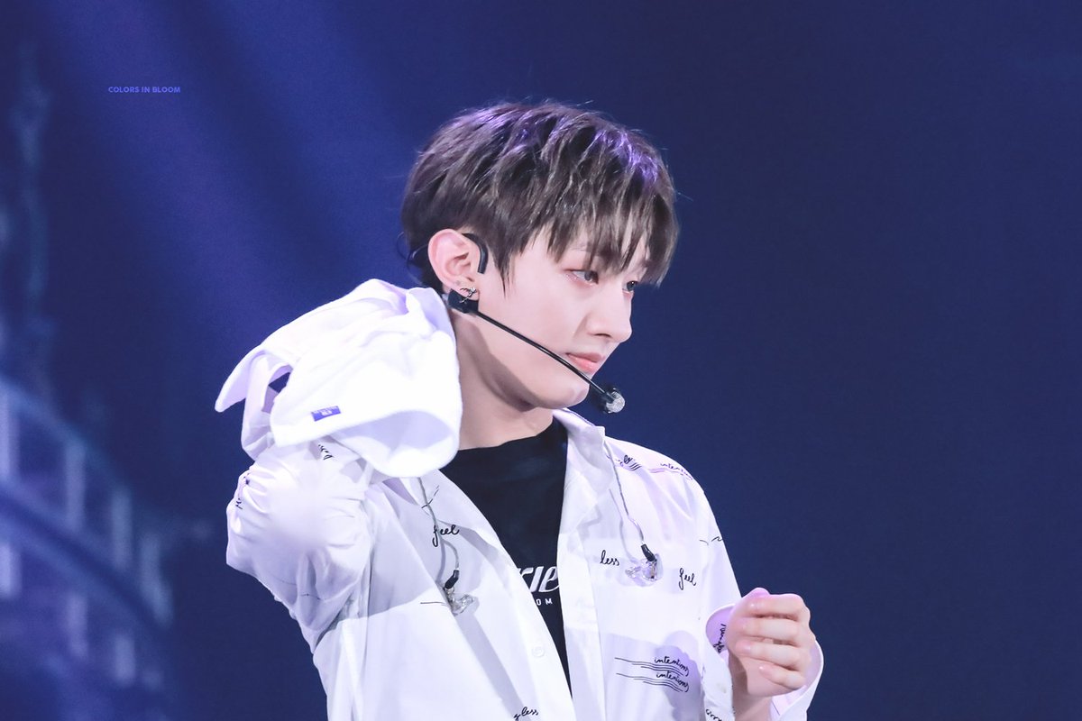 YJSinBloom's tweet photo. 180603 ONE:THE WOLRD in Seoul Final 

냉💦 VS 온🌟
#윤지성 #yoonjisung #wannaone https://t.co/BKxXTssbvx