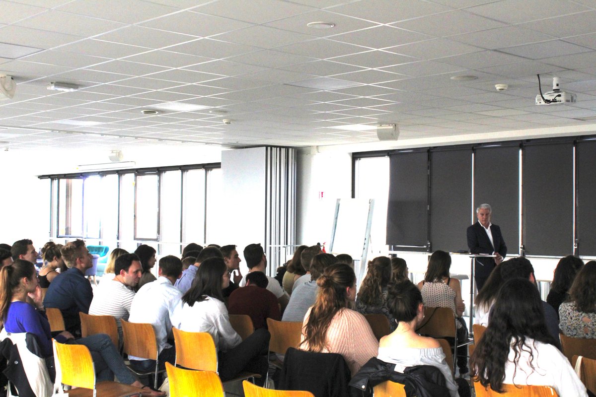 LaRedouteTalent's tweet photo. 👋 Voici nos visiteurs du jour ! 

👩‍🎓 63 étudiants de l'@IESEG sont venus découvrir La Redoute.

🗣️ Après la visite, une présentation de La Redoute par Pascal notre DRH et une intervention de l'expérience #digitale et de l'équipe #marketing étaient organisées. https://t.co/jZUC19DiM9