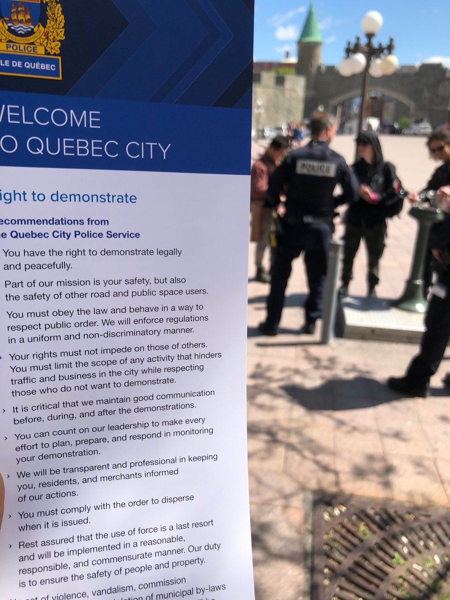 ianhanomansing's tweet image. I’ve not seen this before: Quebec Police are handing out this clearly written, bilingual description of the right to protest. Over the next few hours we’ll see how it plays out. #G72018