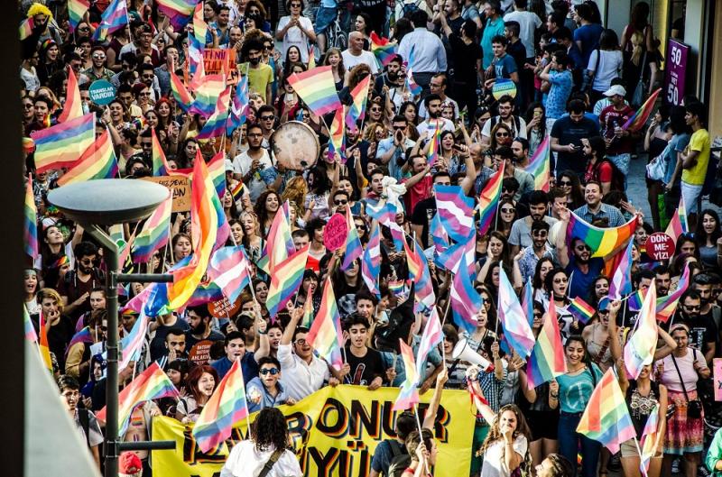1 Temmuz'da gerçekleşecek olan İstanbul Onur Yürüyüşü öncesi, 10 Haziran'da LGBTİ+'lar ve LGBTİ+fobi karşıtları İzmir Onur Yürüyüşü'nü gerçekleştiriyor. Her yerdeyiz! #OnurYürüyüşüm