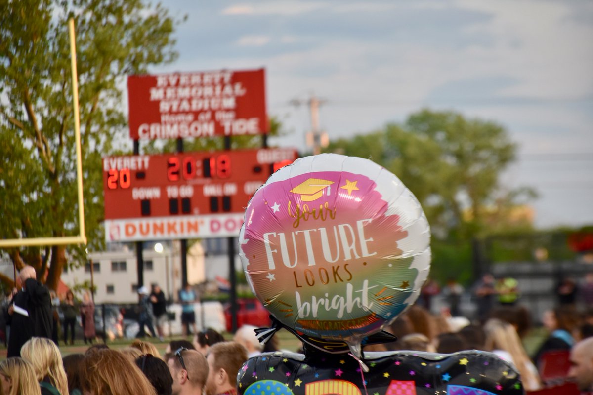 Mayor_DeMaria's tweet photo. As former Secretary of State Colin Powell said, “There are no secrets to success. It is the result of hard work, preparation, &amp; learning from failure.” @EverettEdge2018, your life is just beginning, &amp; you have great potential! I expect great things from each of you! #EverettEdge https://t.co/RItD99o9lU