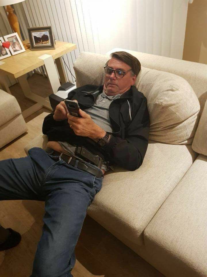 SPD_33's tweet image. 🔰Relaxando no sofá, barriguinha saliente, 9mm na cintura, sem coldre, no pelo, com saque cruzado, relógio Cassio modelo 1985 no pulso e xingando comunistas no insta... Esse é meu Presidente!
@PastorLiomar @JoelAlexandreM @Bopressor20 @TheGodFather_75