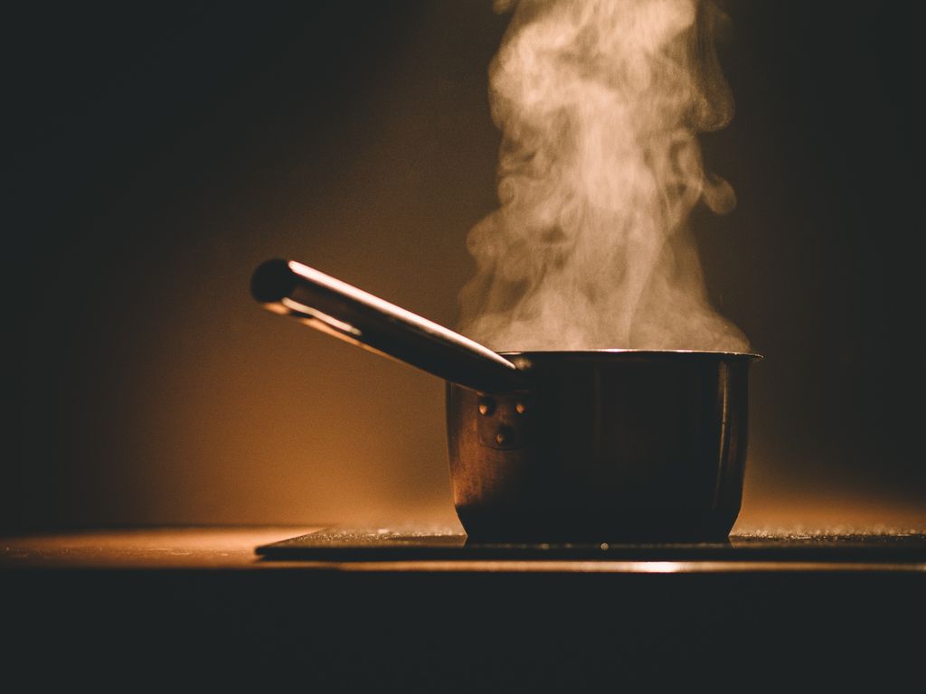 WinmarBarrie's tweet photo. Pots and pans can overheat and cause a fire very easily. 
🍲 Don't leave the pot or pan unattended while cooking. 
🍲 Make sure you remove the pot from the element after you're done.
🍲 If you need to leave the kitchen, have someone watch your food.

#ComingThroughForYou https://t.co/HYYdjJxc1x