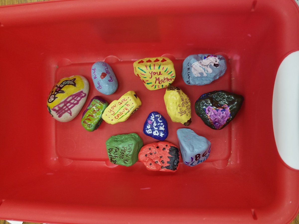 MrsSmith9700's tweet photo. #kindnessrocks #TweetItThursday #SCES2018  End of Year party! https://t.co/Xmm2rRCXiE