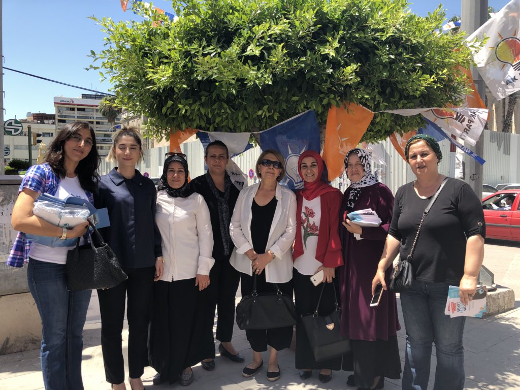 Kadın kolları Başkanımız ve Ak Sultanlarımız ile Birlikteyiz.
#DurmakYokYolaDevam 
<a href="/akpartilhatay/">AK Parti Hatay</a> <a href="/ibrahimgulertr/">İbrahim GÜLER</a> @hatayakgenclikk <a href="/BBestamibilgili/">Beyazıt Bestami Bilgili</a> @HatayKad