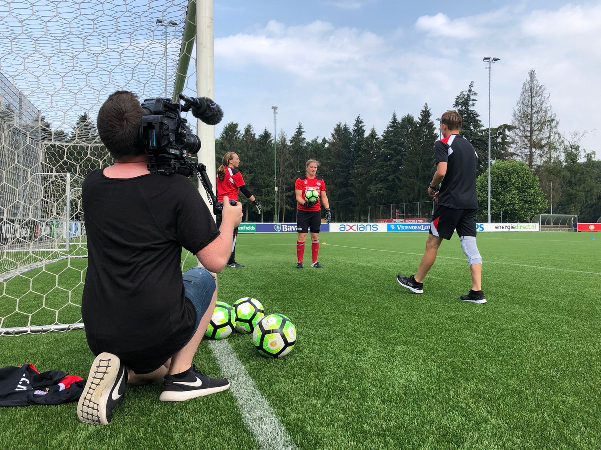 vmd_nl's tweet image. Gisteren waren we op de #Herdgang bij de vrouwen van @PSV, voor een innovatief concept in samenwerking met Happy Stories! #videomarketing #personalisedcontent