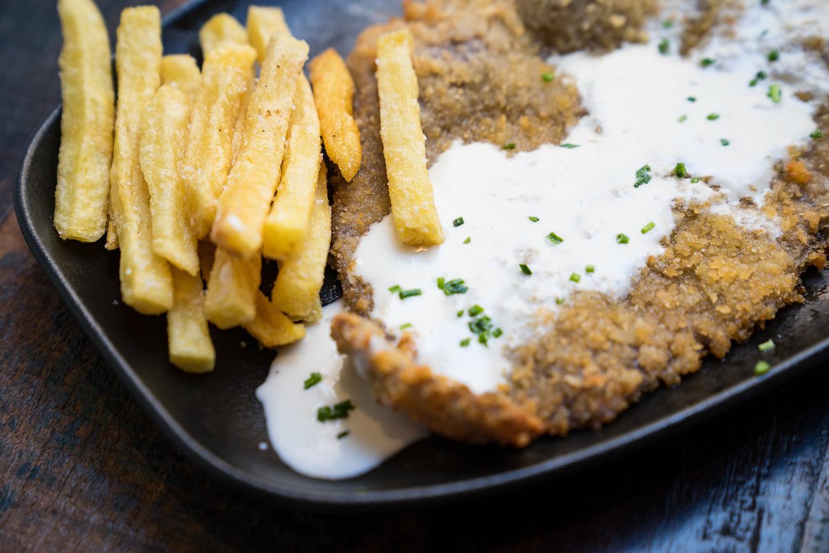 #VACA | ¿Hay algo que supere ahora mismo a un escalope de ternera con salsa picón y patatas fritas⁉️ Pues nosotros vamos a rematar la semana justo con eso. 🍴🐮🍆

#somosVacayHuerta