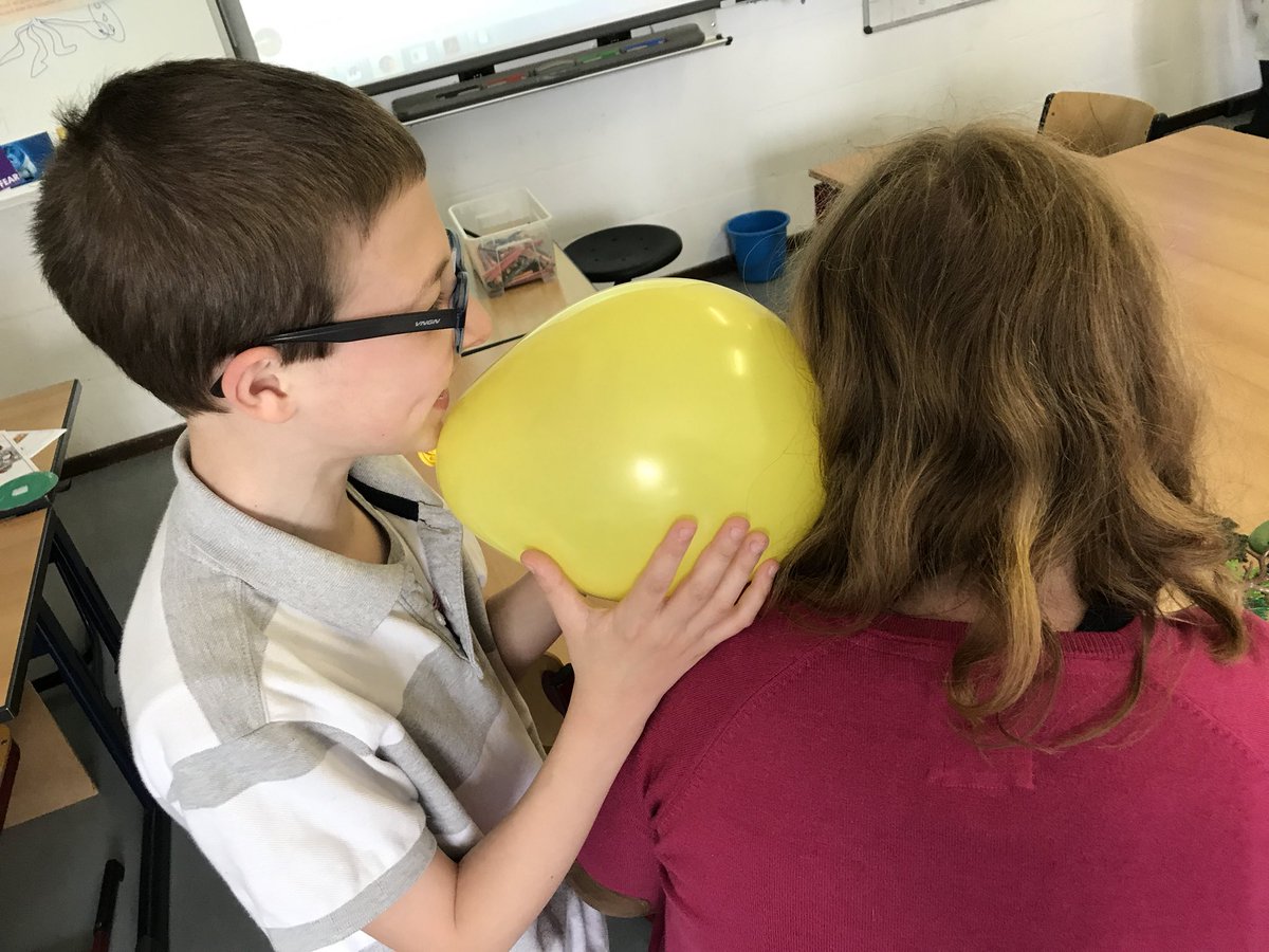 LSEClassR's tweet photo. We used a balloon to feel how sound is transferred through vibrations... what a strange sensation! https://t.co/5dbw1QKPP5