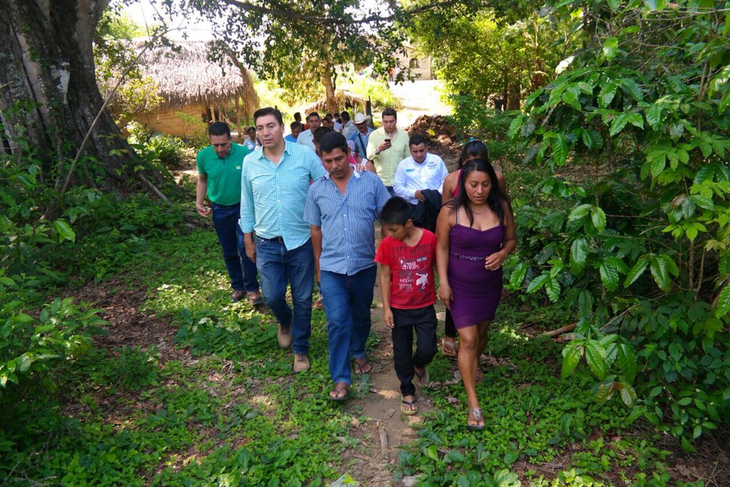 manolo_leon's tweet photo. Un gusto siempre saludar a mis paisanos de Juquila, andamos recorriendo las comunidades más apartadas! https://t.co/0AEz8Q3dQ1