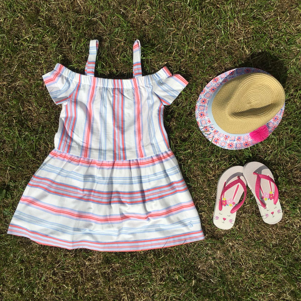 Today’s forecast: Amazing offers and sunshine here at the @SouthEngShows.  Find us at Block 4J by the Blue Gate entrance. 3 for 2 on all kids items....don't miss out!  #Joules #JoulesShows #SouthofEnglandShow #3for2 #AmazingOffers
