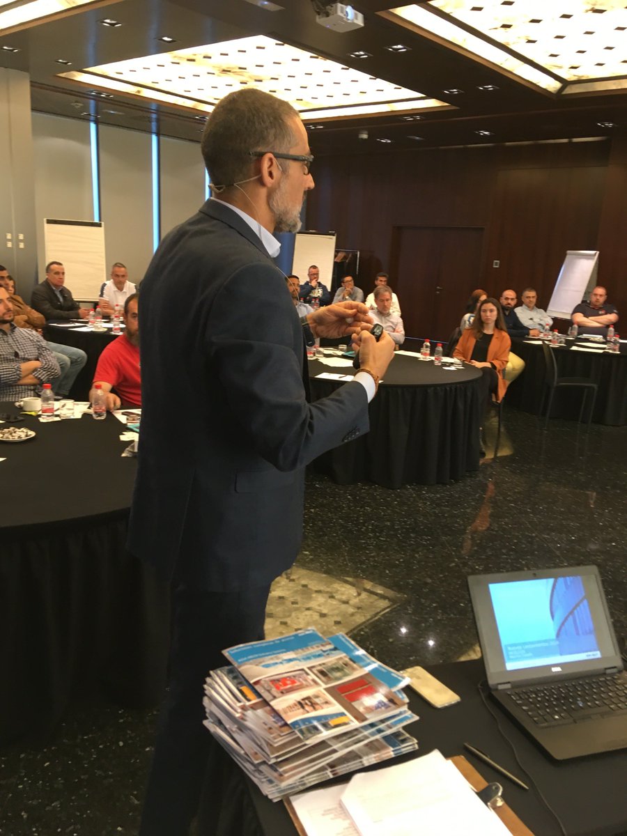 assaabloyentes's tweet photo. El doctor @carlos_mascias habla con nuestros #técnicos sobre las claves para brindar un #servicio excelente a nuestros clientes #comunicación #empatía #ExperienciaDeCliente https://t.co/EgTqiF4lNW