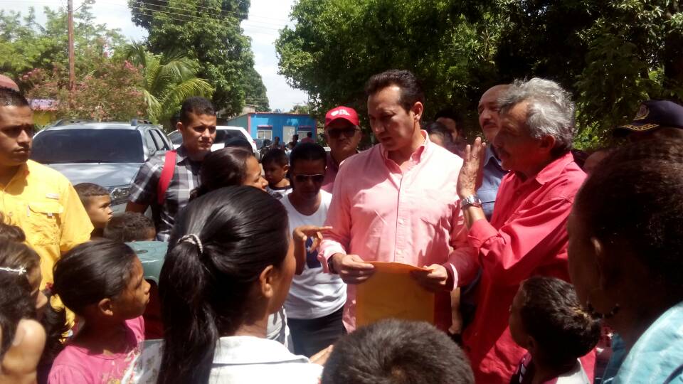 Gob_Guarico's tweet photo. #AlMomento || Gobernador @josemvasquez junto a su equipo de Gobierno hace acto de presencia en Vicario sector Ricardo Montilla Calabozo, municipio #Miranda 

#8Jun #FelizViernes #EnCuerpoYAlma https://t.co/H5Bb5625dp