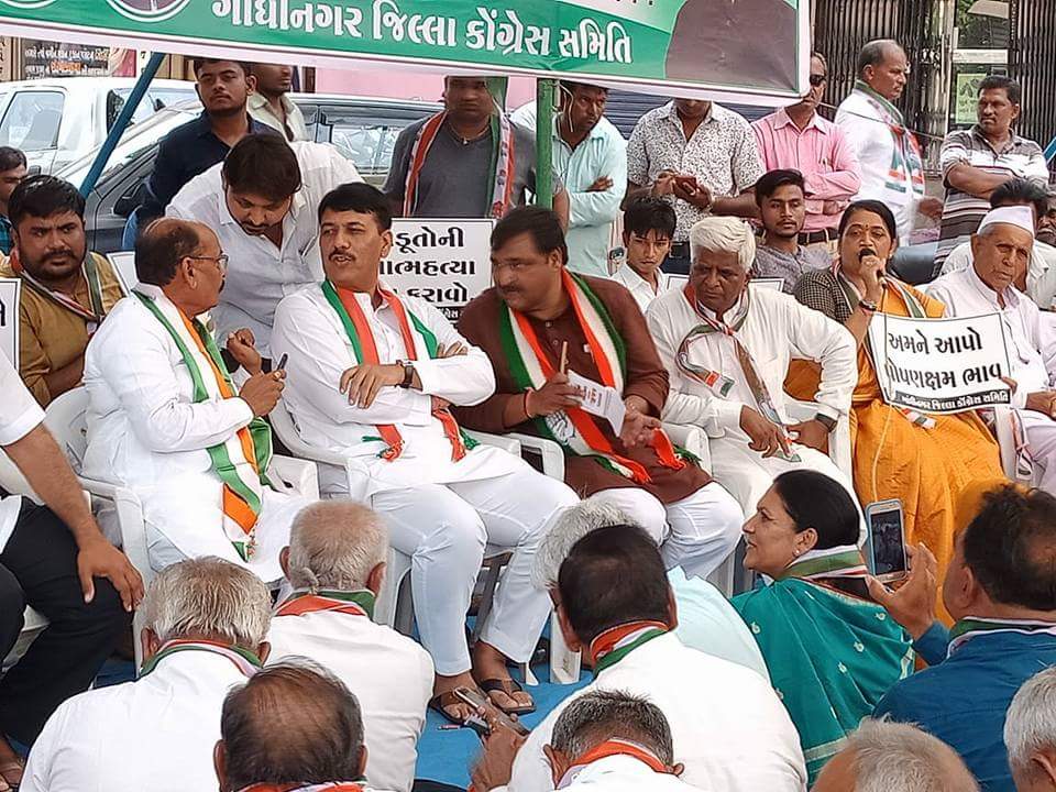 AmitChavdaINC's tweet photo. Kick-started @INCGujarat's 3-day protest from today to seek debt waiver for farmers in Gujarat. - BJP Govt in Gujarat has failed to solve farmers problems - it has made no efforts to ease Livelihoods of farmers, especially Cotton &amp; Groundnut farmers in the state. https://t.co/decwdJ2dOO
