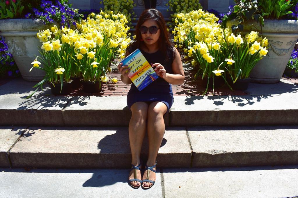 simonschuster's tweet photo. ☀️+ 📚=❤️️ https://t.co/YCkisqfw6I #LastDayonEarth #EricPuchner @ScribnerBooks https://t.co/JfDOeJ9bWX