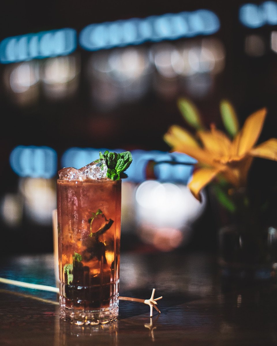 CoyancoVinos's tweet photo. En la Semana del Negroni, te proponemos este espectacular #NegroniSwizzle de Emanuel Dobryden para #VicoWineBar:
Nuestro #LunfaVermú + Gin + Campari + Menta + Granadina casera con hibiscus y frambuesa + Jugo de lima + Angostura.
¡Una maravilla!
#NegroniWeek #LunfaVermú #Lunfa https://t.co/mCWTa47NCU