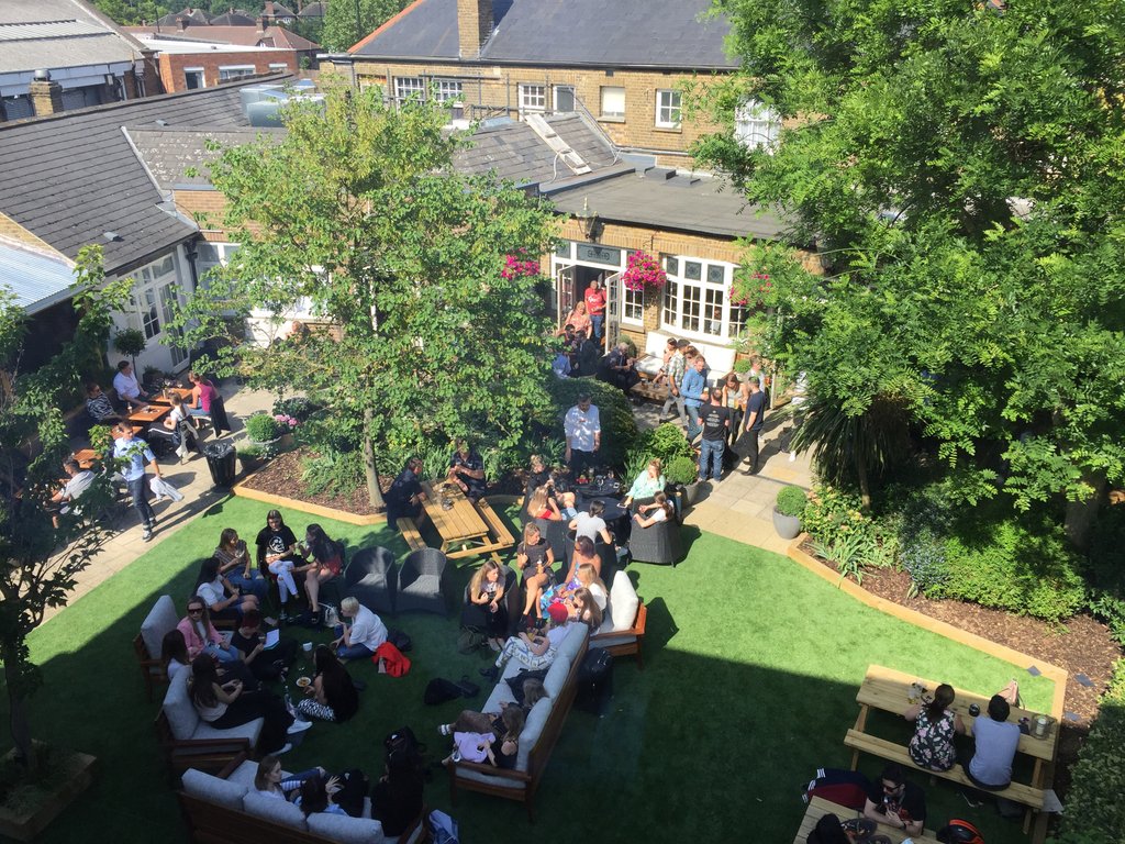 FoxAndGooseW5's tweet photo. This is what we mean by #FridayFeeling ! 
Our #garden is the #best place to be on Fridays and #everyday! 
.
.
.
.
@Fullers @FullersKitchen @FullersEvents #onlyatFullers #drinks #beer #sunny #summer #cocktails #food #afterwork #beergarden #londonpubs #london #sunshine #pub #lager https://t.co/jGMckAjld8