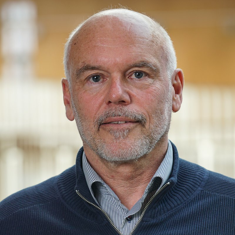uw_ischool's tweet photo. Rolf Hapel, our next Distinguished Practitioner in Residence, has a fascinating perspective on the future of #libraries. @LibraryJournal shared a thought-provoking Q&amp;A: https://t.co/MlAGwdiers https://t.co/CdKg9zVaBT