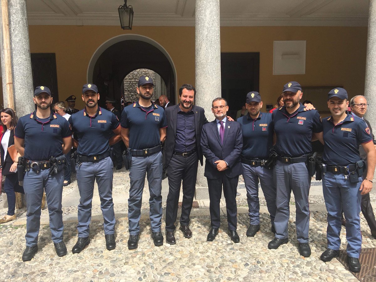 matteosalvinimi's tweet photo. Ho anticipato il mio rientro da Roma e sono venuto a #Como per mostrare ai cittadini che lo Stato c’è e che intendo il mio ruolo di ministro come tutore della sicurezza. https://t.co/4A5MweUszp