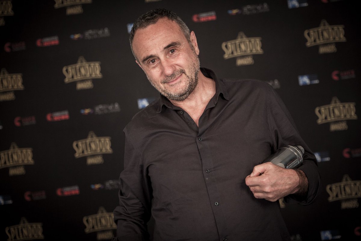 tv_Splendor's tweet photo. #SplendorAward a #GiorgioBarberioCorsetti per il suo adattamento di #ReLear con Ennio Fantastichini in cui investe Shakespeare, in una delle sue tragedie più amare, con un mondo fatto di gremiti tratti punk e della memoria randagia e picaresca di Sergio Citti.
#splendor #teatro https://t.co/VKhUt3yAjP