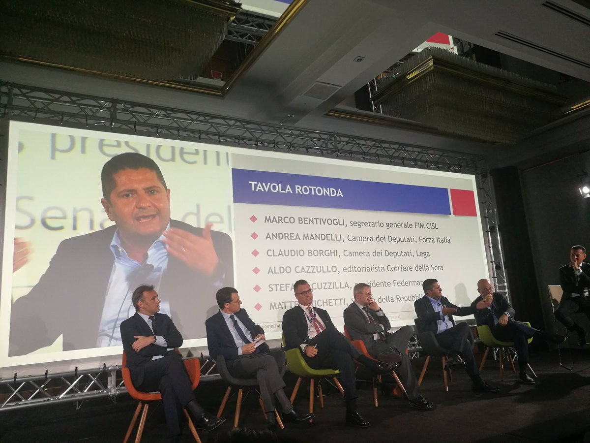 filipposalone's tweet photo. Un formidabile @BentivogliMarco al #meetingprioritalia ci racconta come cambia il lavoro e come solo una rappresentanza forte di innovazione e competenze puo' generare #italiaconsistente @prioritalia https://t.co/r1YoTy7N4S