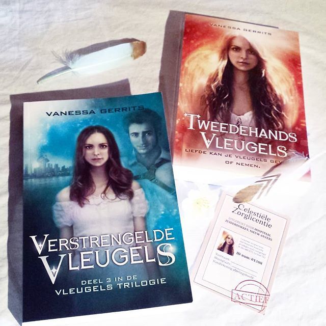 WorldofBooksFae's tweet photo. De Vleugels Trilogie van @vager89 is echt een prachtige, bovennatuurlijke serie. Ze heeft haar eigen unieke verhaal dat zeker de moeite waard is om te lezen! Goed vs kwaad, maar waar is die grens? En hoe zwart-wit is dit eigenlijk, of zitten we allemaal … https://t.co/BIYSkKeN9s https://t.co/GMNL4s2uTs