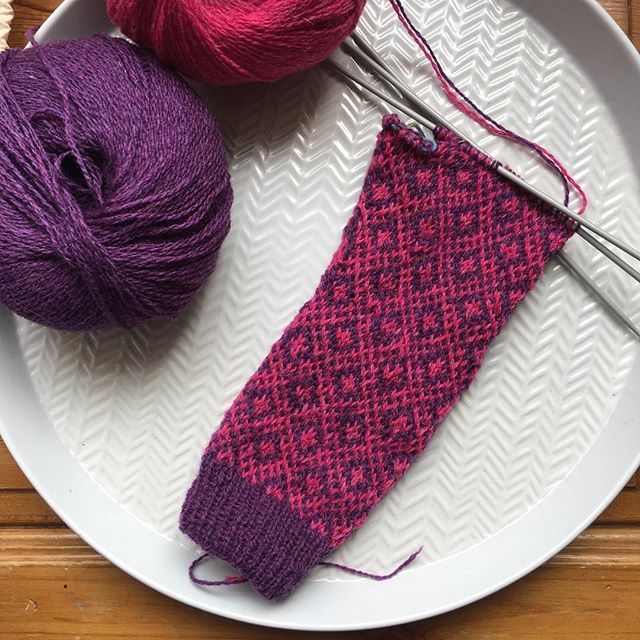 knitmastery's tweet image. We almost have a HO, someone didn’t realise these were quite so long! Nearly to my elbows 😉 #colourwork #strandedcolorwork #fingerlessgloves ift.tt/2kWZqE4