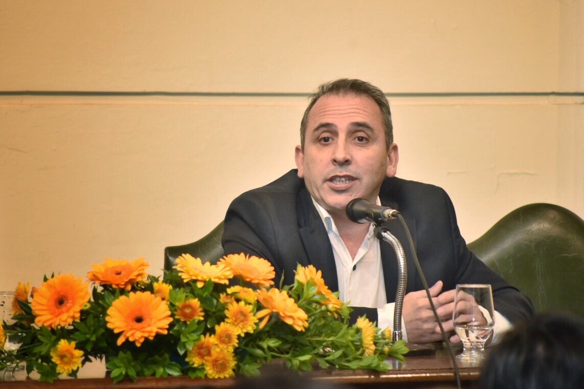 FCMUNR's tweet photo. #CASSFCM “CANNABIS: Ciencia, Mito y Salud” Dr. Marcelo Morante: “1 de cada 5 personas tiene dolor crónico, los médicos fracasamos en el tratamiento del dolor porque no nos duele, entonces hacer recetas analgésicas no nos cuesta porque no lo sentimos”. #CANNABISMEDICINAL #FCMUNR https://t.co/78jGrWHUvi