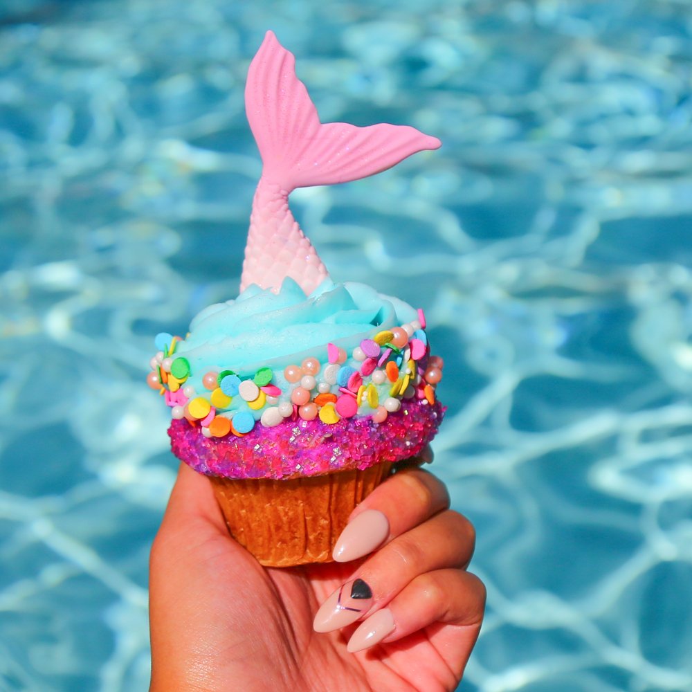 The Mystical Mermaid is making quite a splash at the store! 🧜🏼‍♀️ Kick the weekend off right and try the chocolate, vanilla and strawberry swirl cupcake today 🍫🍦🍓