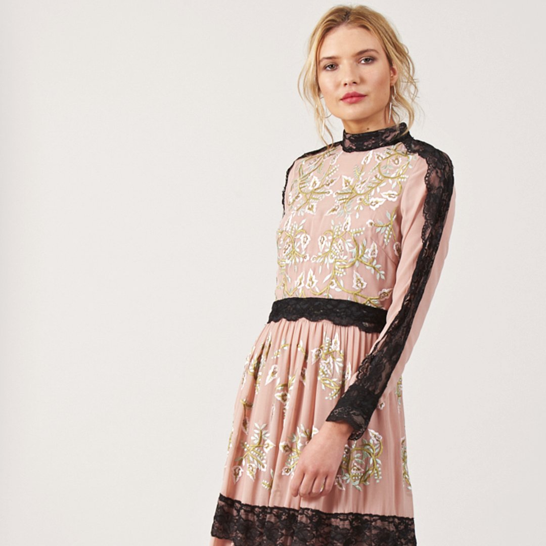 We're head over heels in love with this maxi dress!
Arriving on site very soon!
#frockandfrill #pink #lace #floral #embroidery #fashion