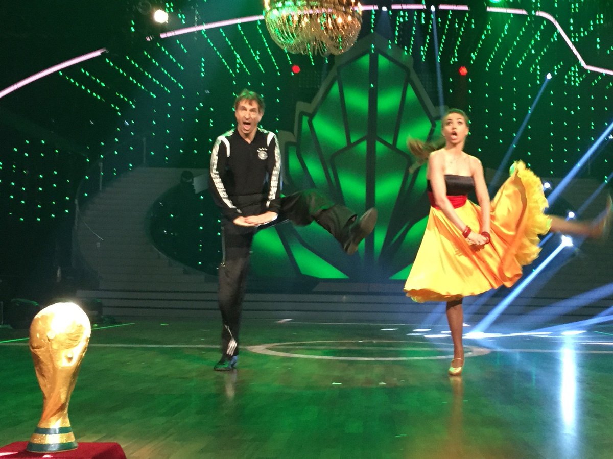 RTL_com's tweet photo. Tanzt voll auf Angriff: holt heute ab 20.15 Uhr @IngolfLueck mit @ekatekatleonova den Titel #DancingStar2018 ? #Finale #LetsDance @JorgeChicasWalk #JoachimLlambi @Vici_swarovski #DanielHartwich 💃🕺 https://t.co/0JRmJQ21zL