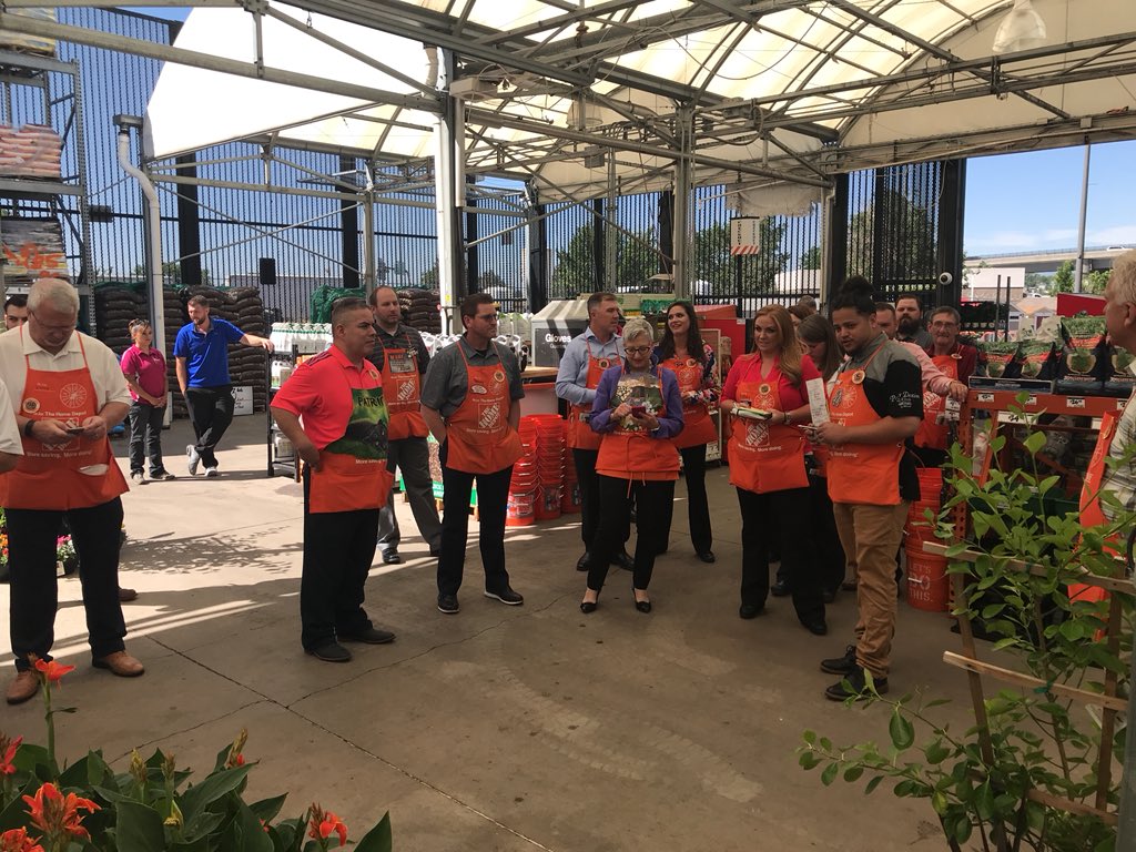 Beautiful day in Colorado!! Lindsey and team welcoming Carol Tome to 1505 Santa Fe. #D214Proud #StandTall #PMD #Oneteam @lindseyTHD1505 <a href="/DVasquez_D214/">Danny Vasquez</a> <a href="/LaurenSmith0929/">Lauren Smith</a>