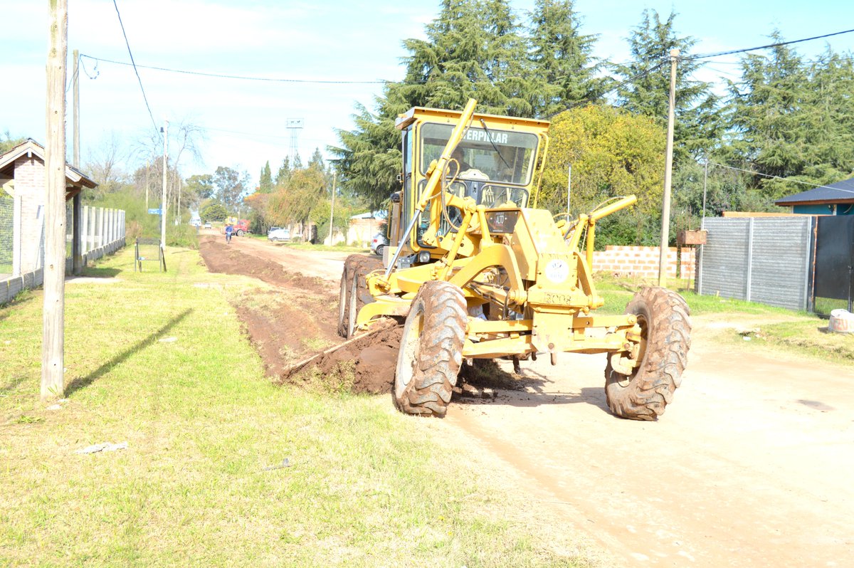 #RecuperaciónVial Seguimos trabajando en el mantenimiento de las calles de tierras. Hoy las maquinarias del obrador trabajando en calle Vicente Pelliza.