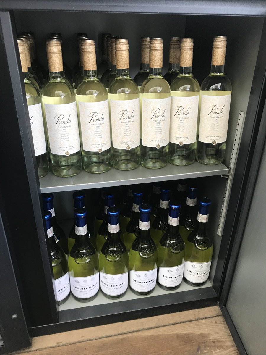 Favorietewijn's tweet photo. Koelkasten weer vol ! het feest kan beginnen #Favorietewijn #Boschendal #Prendo #Miprose #LaTordera @BoschendalWines @Guilaume https://t.co/nXjSJXKjpp