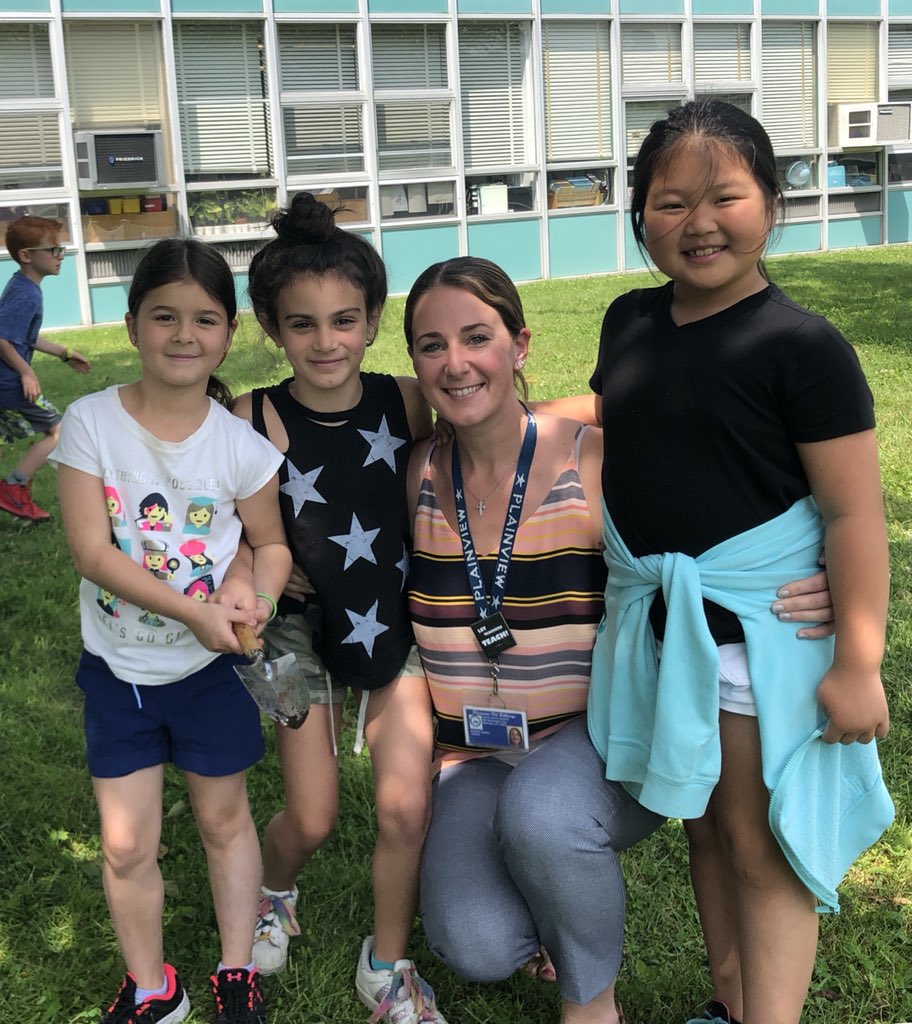 msjanskyPOB's tweet photo. Stratford Road #Beautification Day! #secondgrade #planting #legacy #SOAR @POBSchools @StratfordPOB @MrsWintersSR @AlisonJClark https://t.co/STCdm6tXzJ