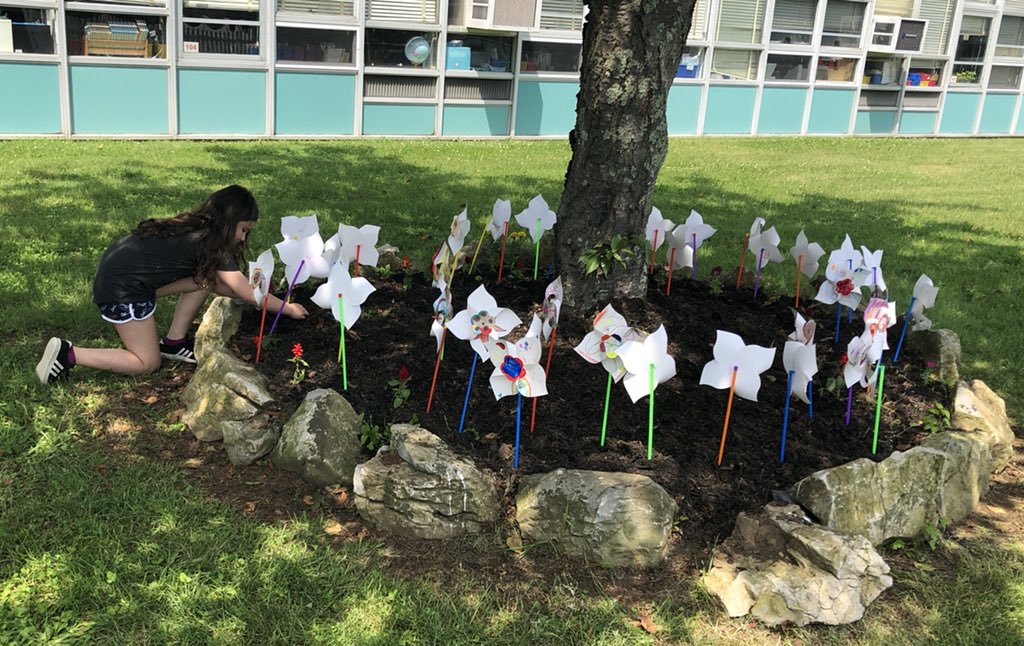 msjanskyPOB's tweet photo. Stratford Road #Beautification Day! #secondgrade #planting #legacy #SOAR @POBSchools @StratfordPOB @MrsWintersSR @AlisonJClark https://t.co/STCdm6tXzJ